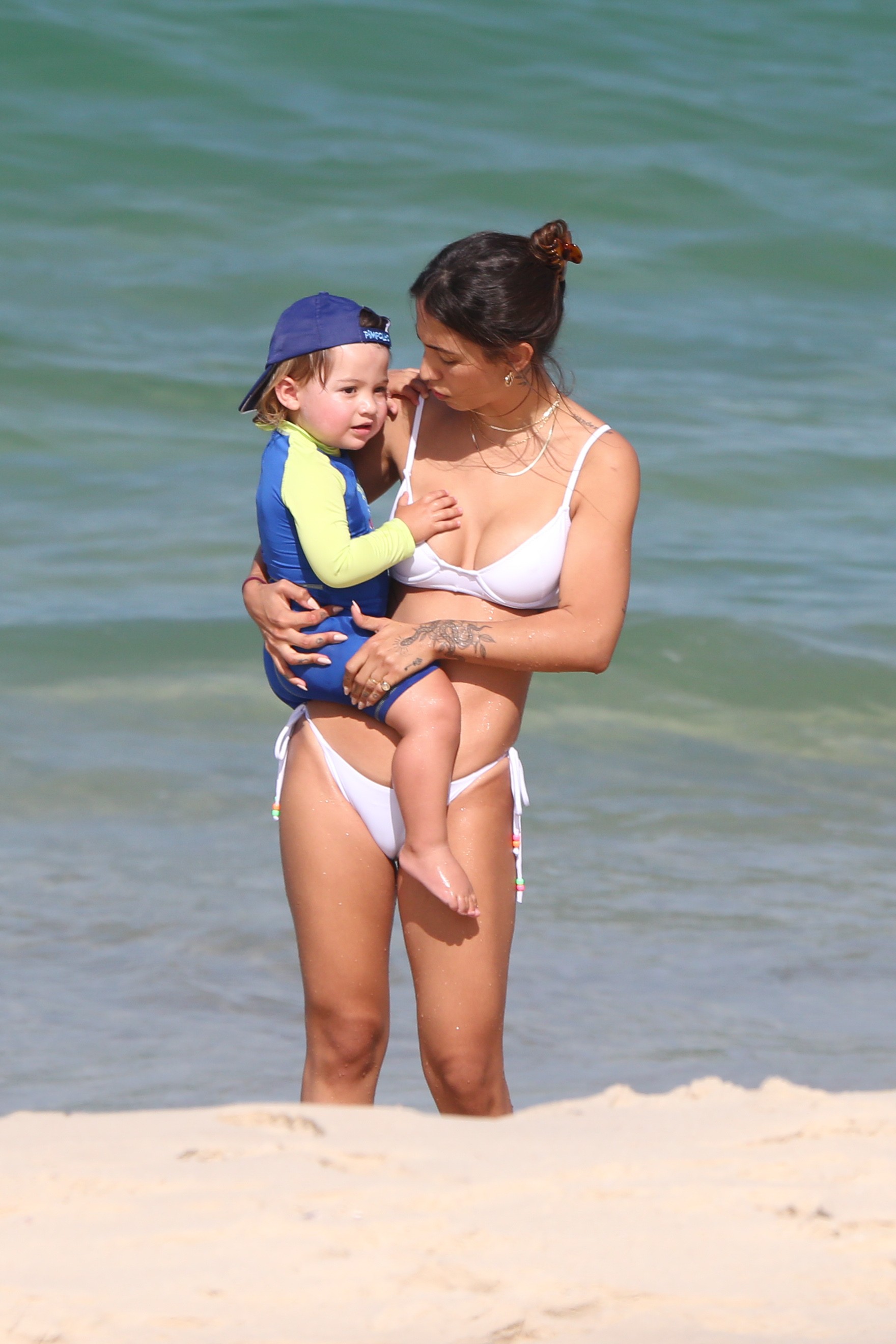 Gabi Brandt leva caçula a praia pela primeira vez Chorou pra caramba Quem QUEM News