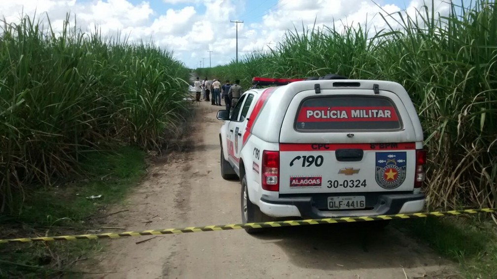 PolÃ­cia analisa local onde os trÃªs corpos foram achados dentro de canavial em Rio Largo (Foto: Robson Bandeira / TV Gazeta)