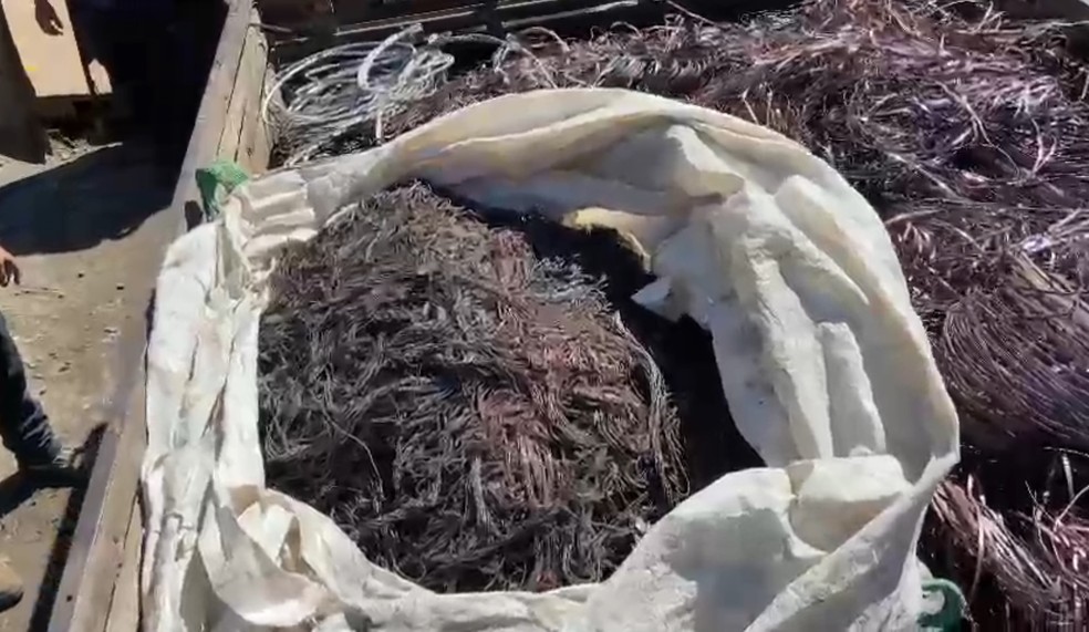 Parte do material apreendido por agentes da 41ªDP (Tanque) em um ferro-velho em Niterói — Foto: Reprodução