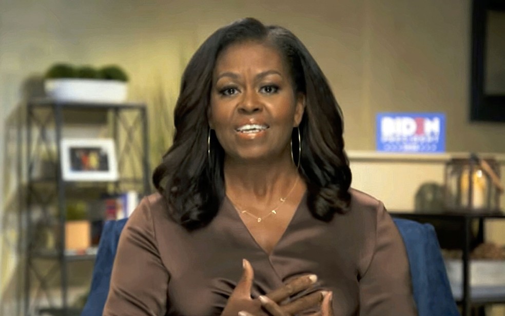 A ex-primeira-dama dos EUA, Michelle Obama, durante seu pronunciamento na primeira noite da Convenção Nacional Democrata, na segunda-feira (17) — Foto: Democratic National Convention via AP