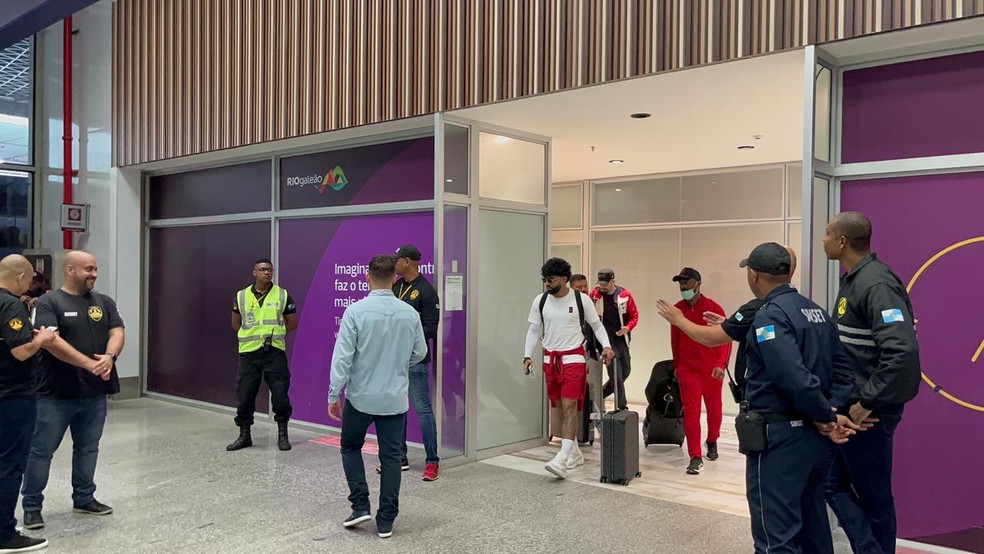 Gabigol no desembarque do Flamengo ap&oacute;s o Mundial &mdash; Foto: Thayuan Leiras / ge