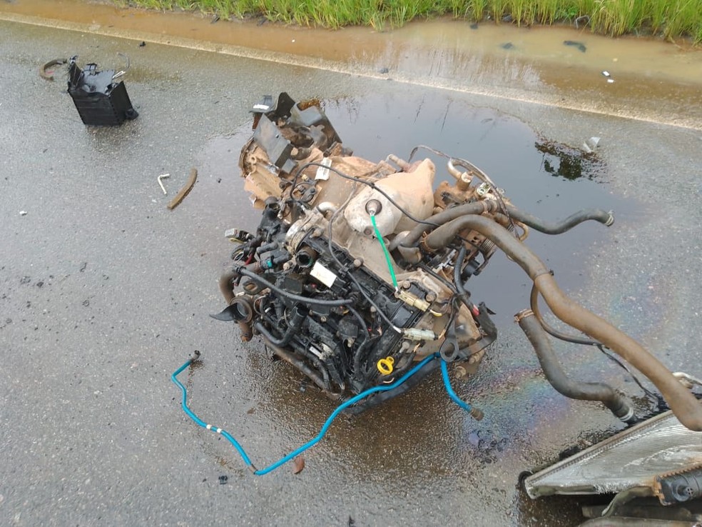 Com o impacto da batida, motor do carro foi arremessado — Foto: Redes Sociais