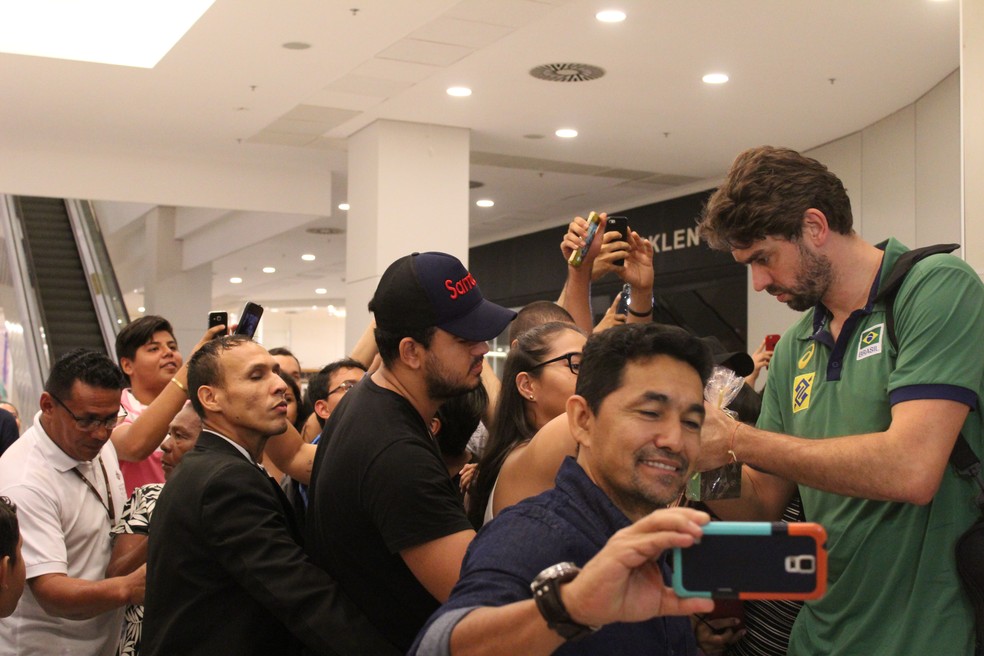 Lucão autografou antebraço de dois torcedores (Foto: Gabriel Mansur)