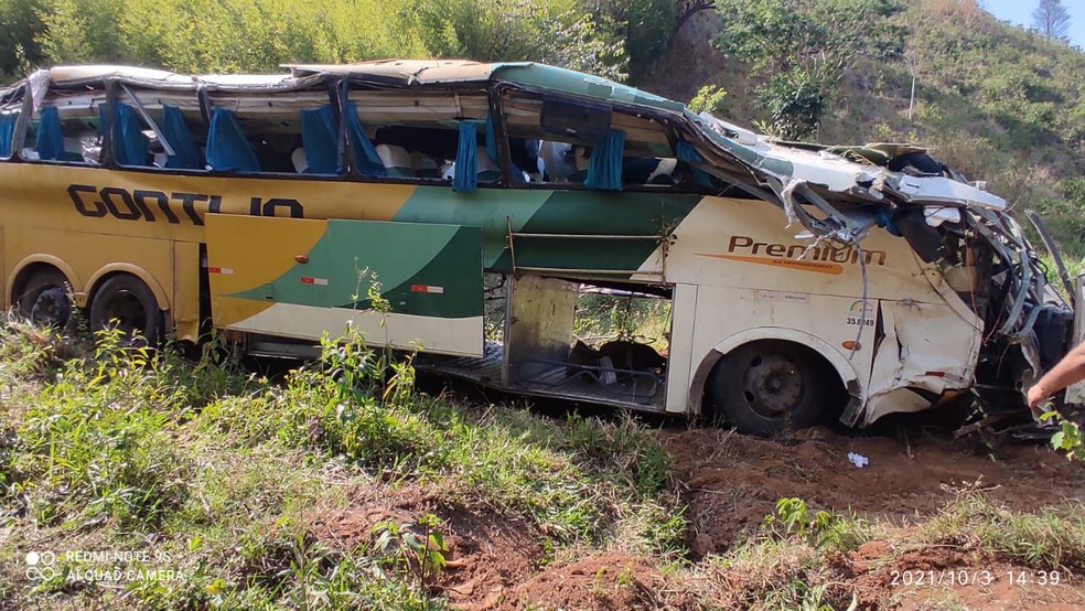 Ônibus com 52 passageiros capota na BR-116 e deixa mortos em Leopoldina |  Zona da Mata | G1
