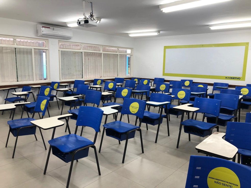 Cadeiras foram adesivadas para que alunos não sentem em escola da Asa Norte, no DF — Foto: Walder Galvão/G1 DF