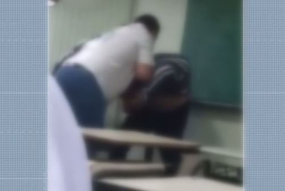 Vídeo mostra pai de aluna agredindo professor em Cosmópolis — Foto: Reprodução/EPTV