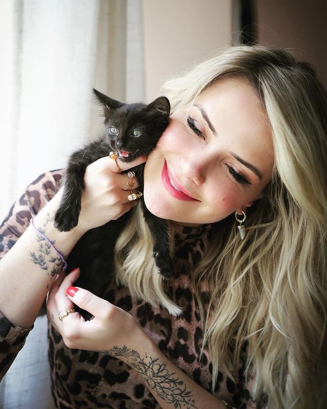 Marcela McGowan posta com gatinho e namorada se derrete: "Minha dupla preferida" (Foto: Reprodução/Instagram)
