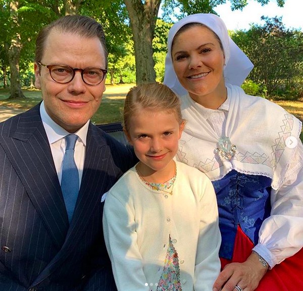 A Princesa Estelle, segunda na linha de sucessão ao trono sueco, com os pais (Foto: Instagram)