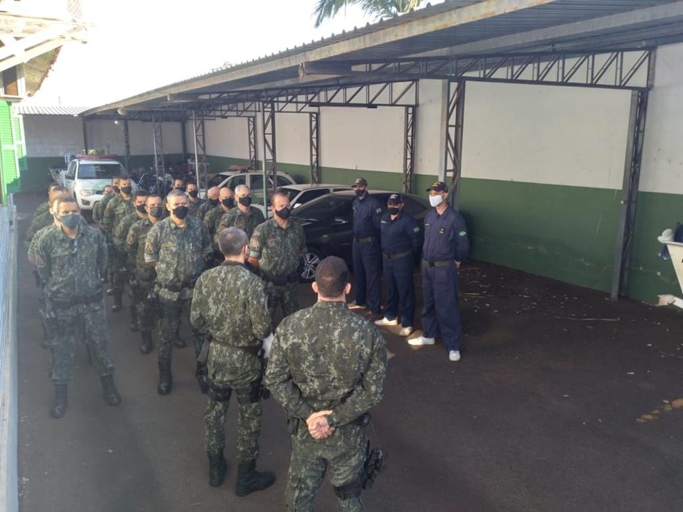 Participaram da Operação Canoas 2 o total de 18 policiais — Foto: Polícia Ambiental/Divulgação