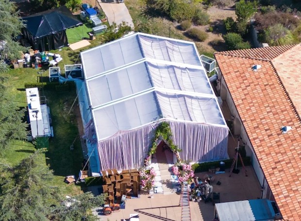 Tenda onde aconteceu a cerimônia e a festa de casamento no jardim da mansão de Britney Spears (Foto: Page Six / Reprodução)