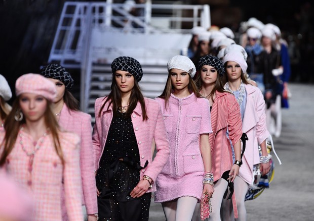 PARIS, FRANCE - MAY 03:  Models walk the runway during Chanel Cruise 2018/2019 Collection at Le Grand Palais on May 3, 2018 in Paris, France.  (Photo by Pascal Le Segretain/Getty Images) (Foto: Getty Images)
