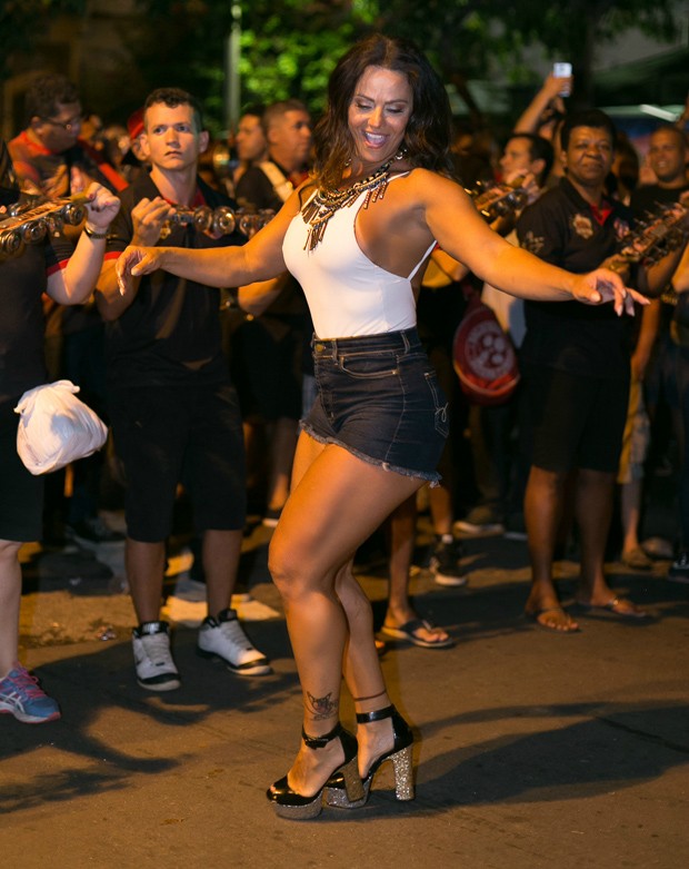 De Body E Shortinho Viviane Ara Jo Cai No Samba Em Ensaio De Rua Quem Rio De Janeiro