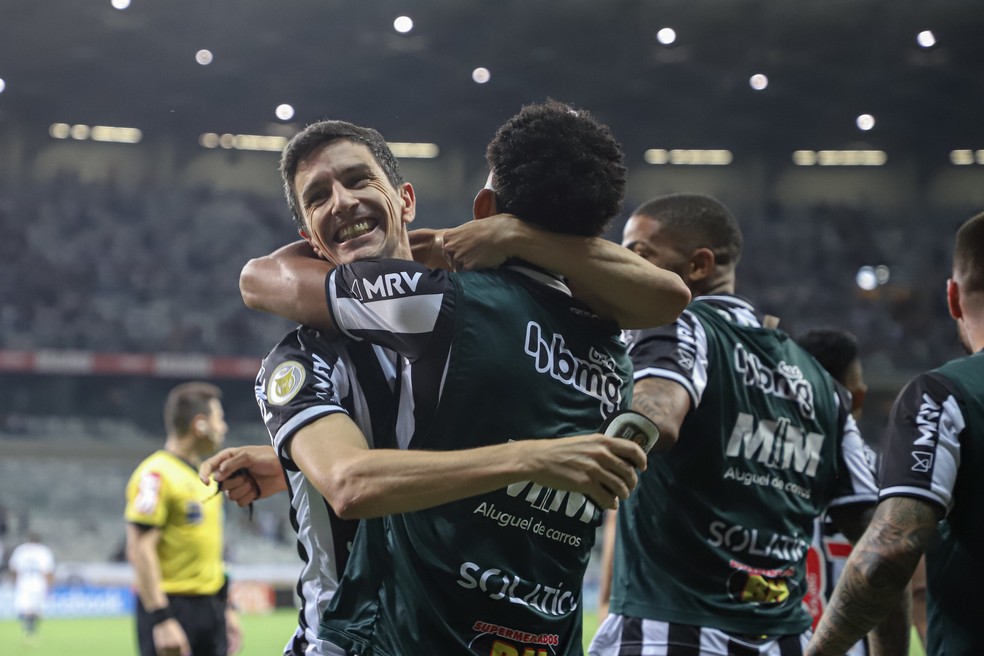 Nacho Fernández comemora gol do Atlético-MG sobre o Santos — Foto: Pedro Souza / Atlético