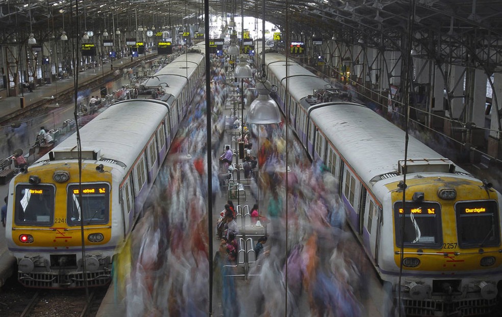 Forte fluxo de pessoas &eacute; visto no hor&aacute;rio matutino do 'rush' na esta&ccedil;&atilde;o de Churchgate, em Mumbai (&Iacute;ndia). &mdash; Foto: Arquivo/Vivek Prakash/Reuters