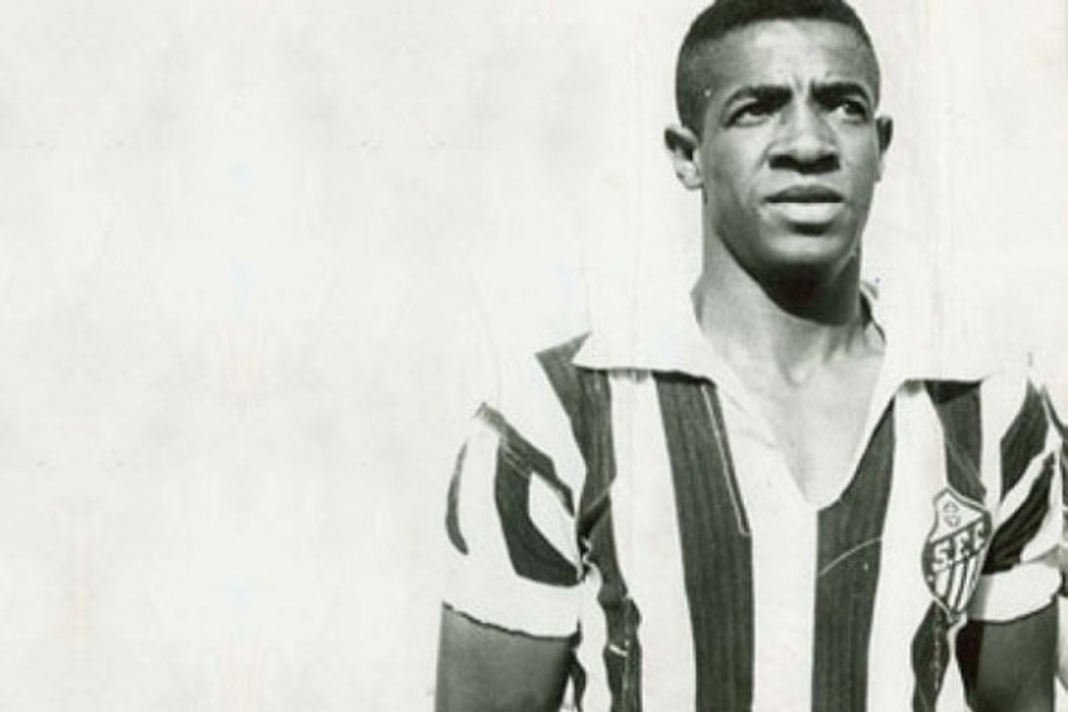 Dorval com a camisa do Santos entre os anos 50 e 60 — Foto: Santos/Acervo histórico/Divulgação