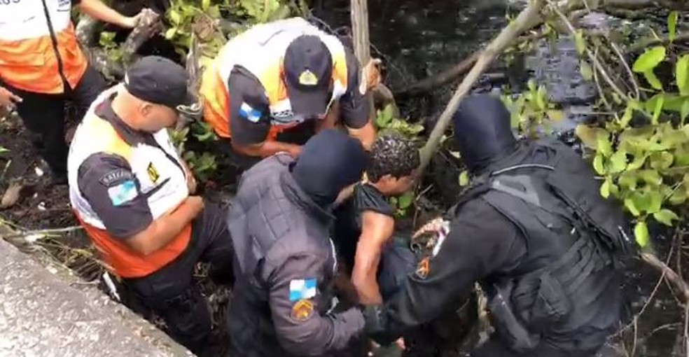 Criminoso ferido tentou se esconder na Lagoa Rodrigo de Freitas, mas foi encontrado por policiais — Foto: Reprodução/redes sociais