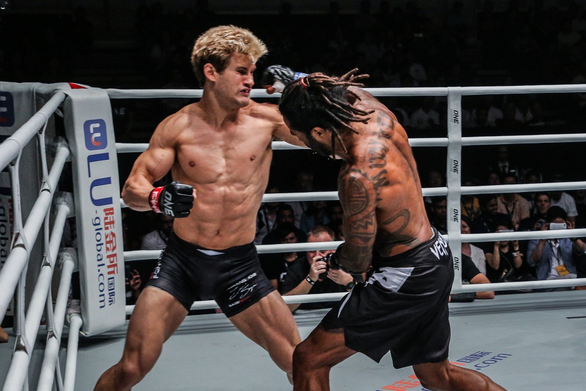 Cosmo Alexandre nocauteia Sage Northcutt com único golpe no ONE