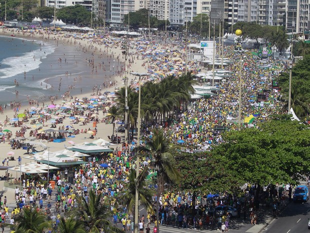 Praia de Copacabana recebe manifestantes e banhistas neste domingo (Foto: Rodrigo Gorosito / G1)