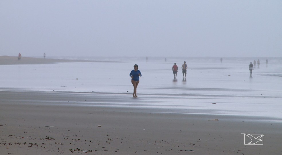 Caminhar na praia durante fortes chuvas gera um grande risco de queda de raios — Foto: Reprodução/TV Mirante