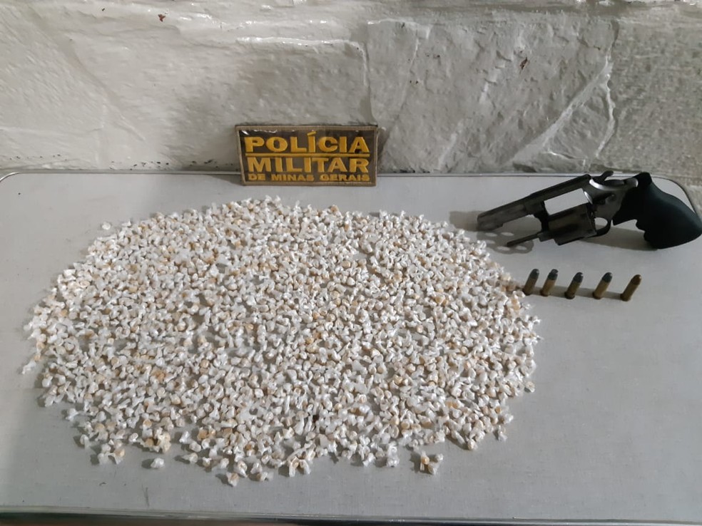 Pedras de crack e revÃ³lver apreendidos â€” Foto: PolÃ­cia Militar/DivulgaÃ§Ã£o