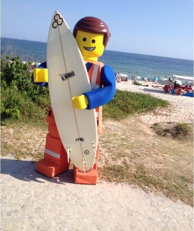 Emmet tenta surfar em praia do Rio de Janeiro (Foto: Divulgação)