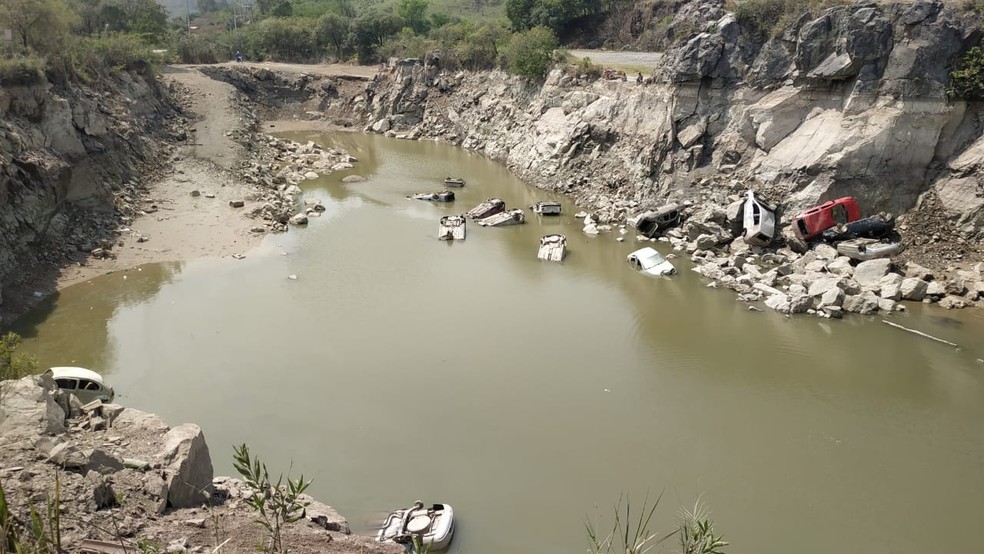 Diminuição do nível de água em pedreira desativada revela carros que estavam submersos em Salto de Pirapora — Foto: Anderson Cerejo/TV TEM