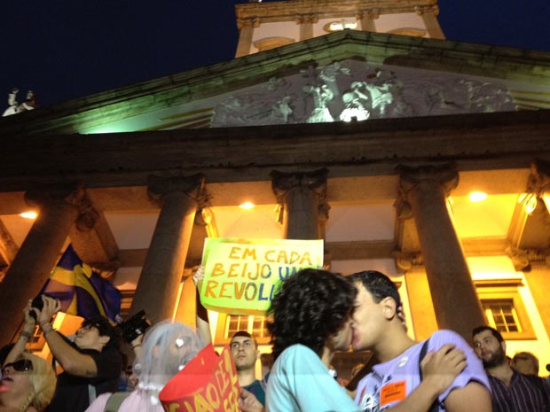 Grupo promoveu beijaço contra visita papal (Foto: G1)