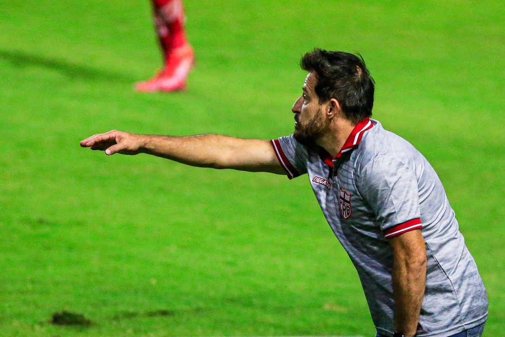 Técnico Ramon Menezes está pressionado no comando do CRB — Foto: Ailton Cruz/Gazeta de Alagoas