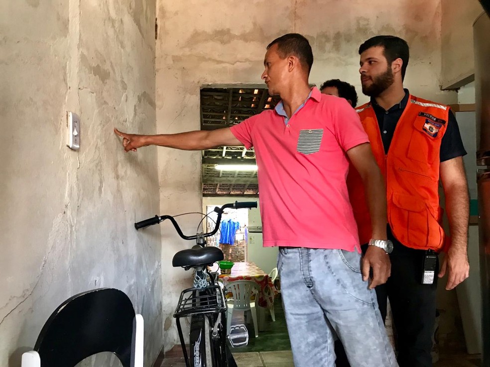 Técnicos da Defesa Civil de Maceió analisaram fissuras no bairro do Bom Parto, em Maceió — Foto: Flávia Duarte/ Ascom Defesa Civil