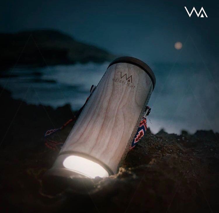 WaterLight, uma lâmpada portátil que funciona a partir da eletricidade gerada pela água salgada (Foto: Reprodução/Instagram)
