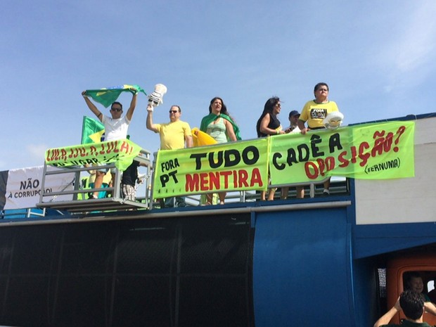 Manifestantes pró-impeachment da presidente Dilma Rousseff em carro de som na área central de Brasília (Foto: Jéssica Nascimento/G1)