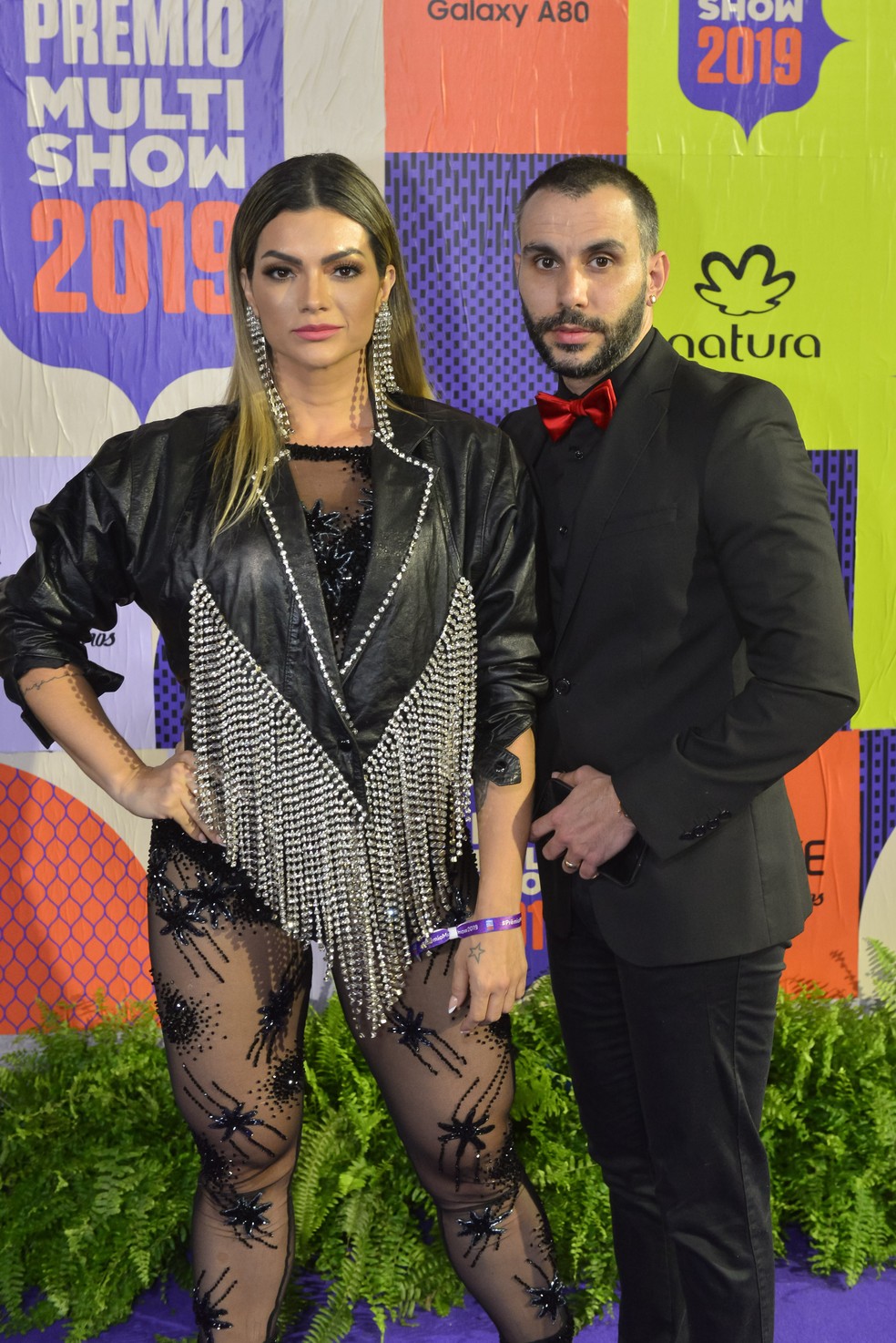 Kelly Key, acompanhada do marido, Mico Freitas, roubou a cena de calça transparente, mais jaqueta de couro com franjas — Foto: Fabio Cordeiro/Gshow