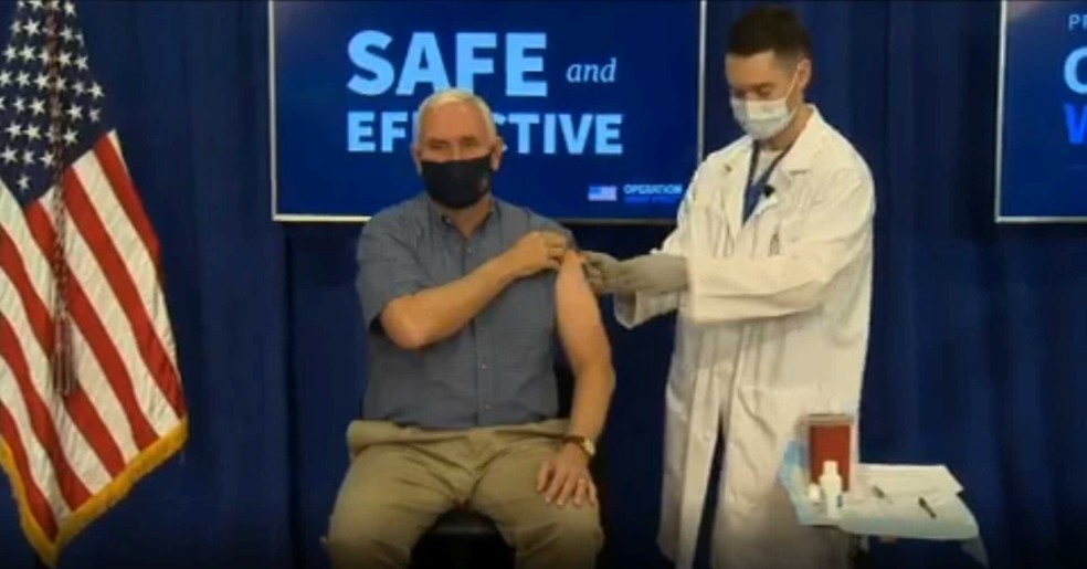 Vice-presidente dos EUA, Mike Pence, recebe a primeira dose da vacina da Pfizer e BioNTech contra a Covid-19 nesta sexta-feira (18) — Foto: Reprodução