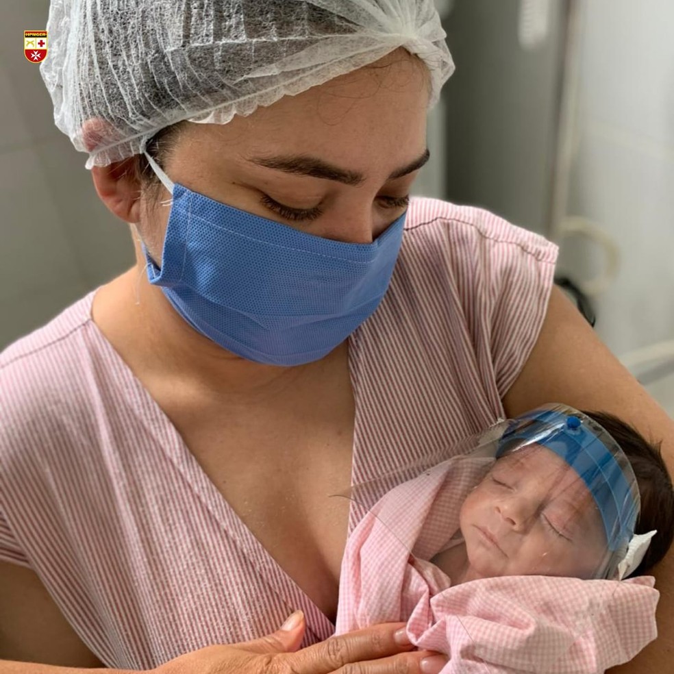 Bebês recebem protetores faciais doados pela UEPB, em João Pessoa — Foto: PMPB/Divulgação