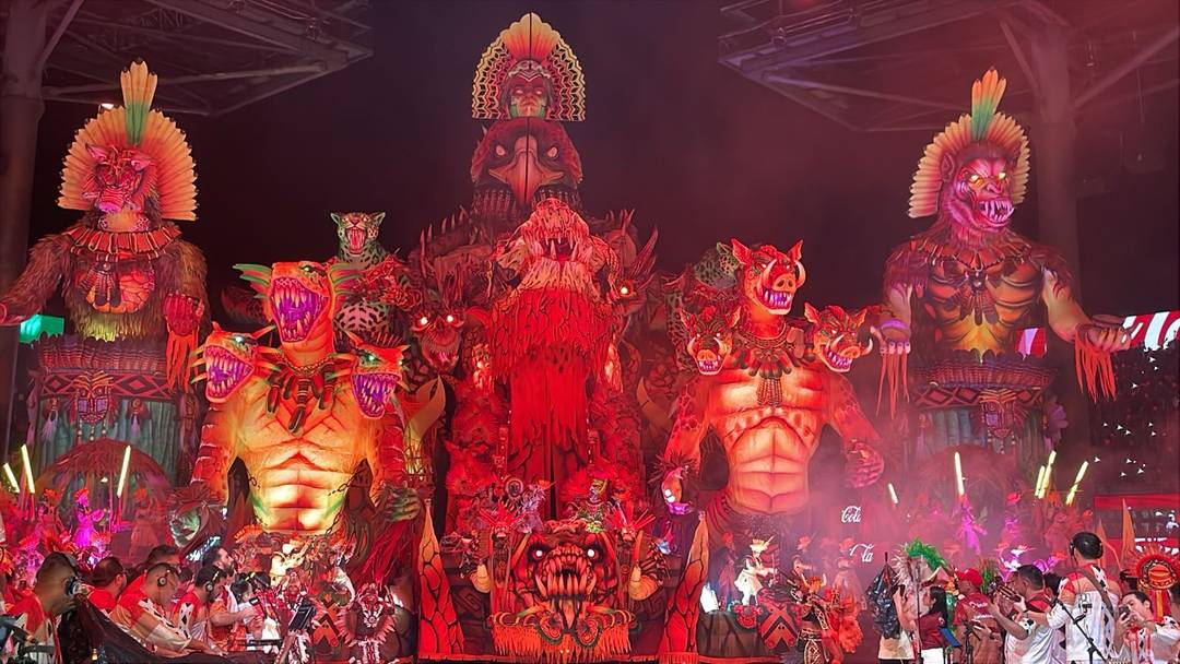 Ritual Indígena: "Espíritos Guardiões". O quadro cênico mostrou a atuação dos pajés Hexkaryana como mediadores com o plano espiritual. Na arena, o Garantido dramatizou o ritual de cura em que o pajé desprende seu espírito para a batalha. O pajé contou com o auxílio dos Kaxwana, guardiões em forma de chamas e animais, para salvar a aldeia.