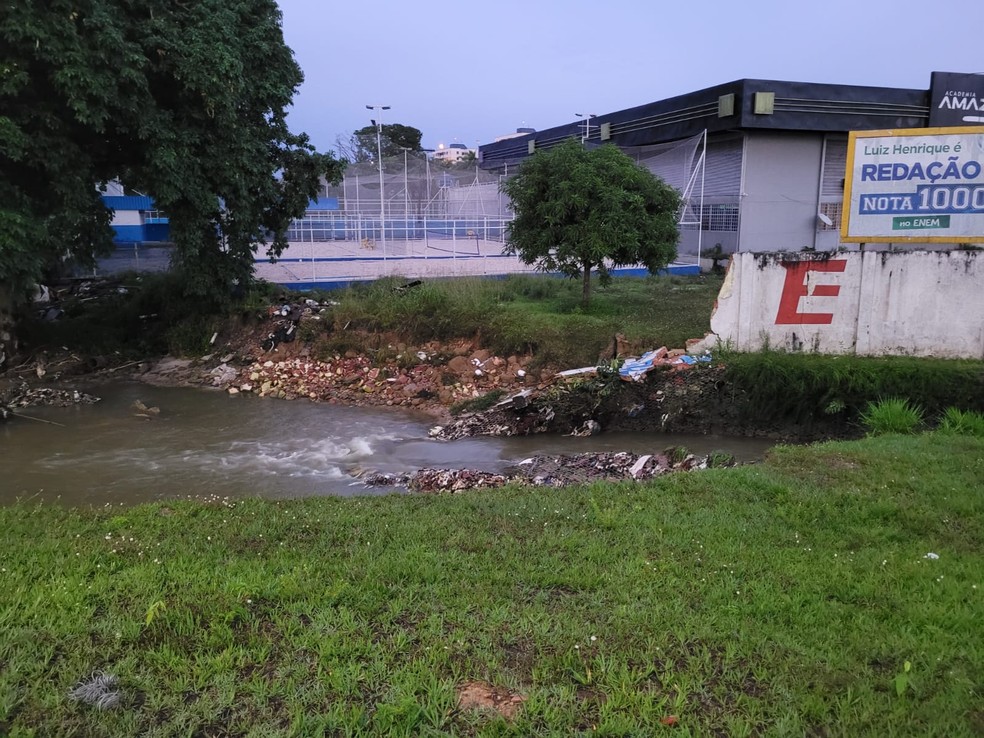 Muro do Clube Municipal desabou.  — Foto: Marcelo Moreira/Rede Amazônica