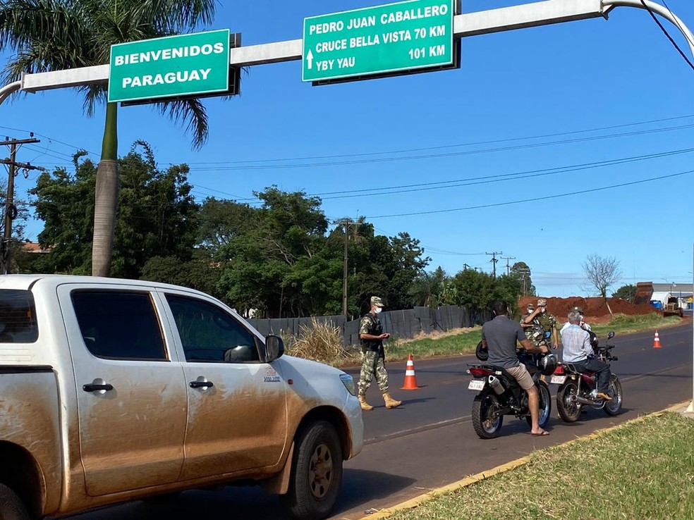 Polícia paraguaia em fiscalização na faixa de fronteira — Foto: Martim Andrada/TV Morena