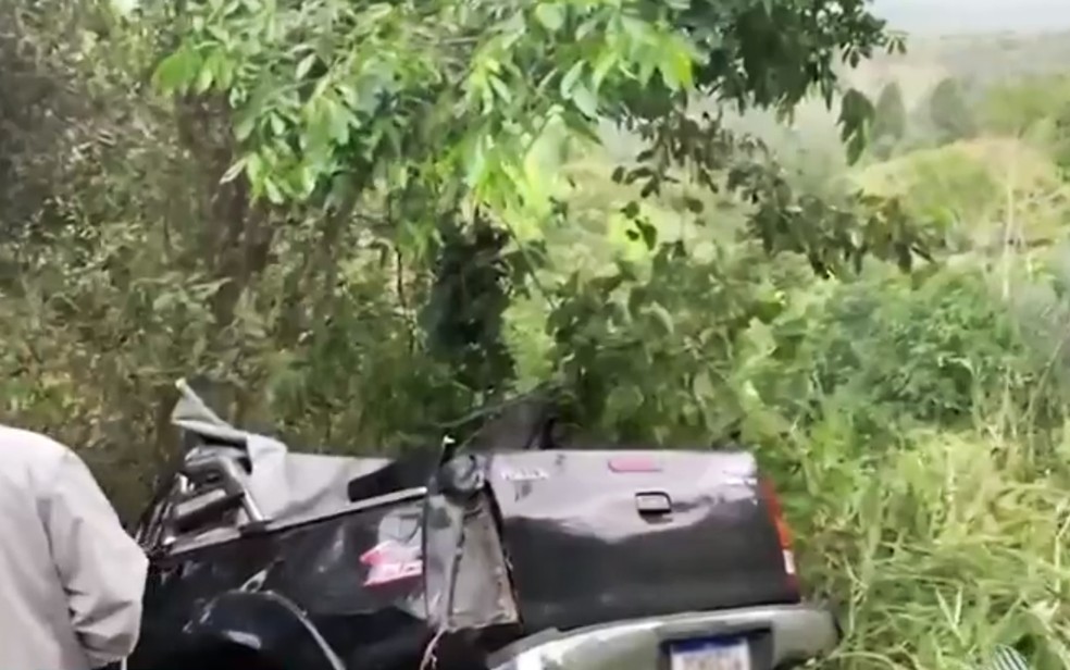 Mulher morre e três ficam feridas em acidente na BA-250, no sudoeste da BA — Foto: Reprodução/TV Sudoeste