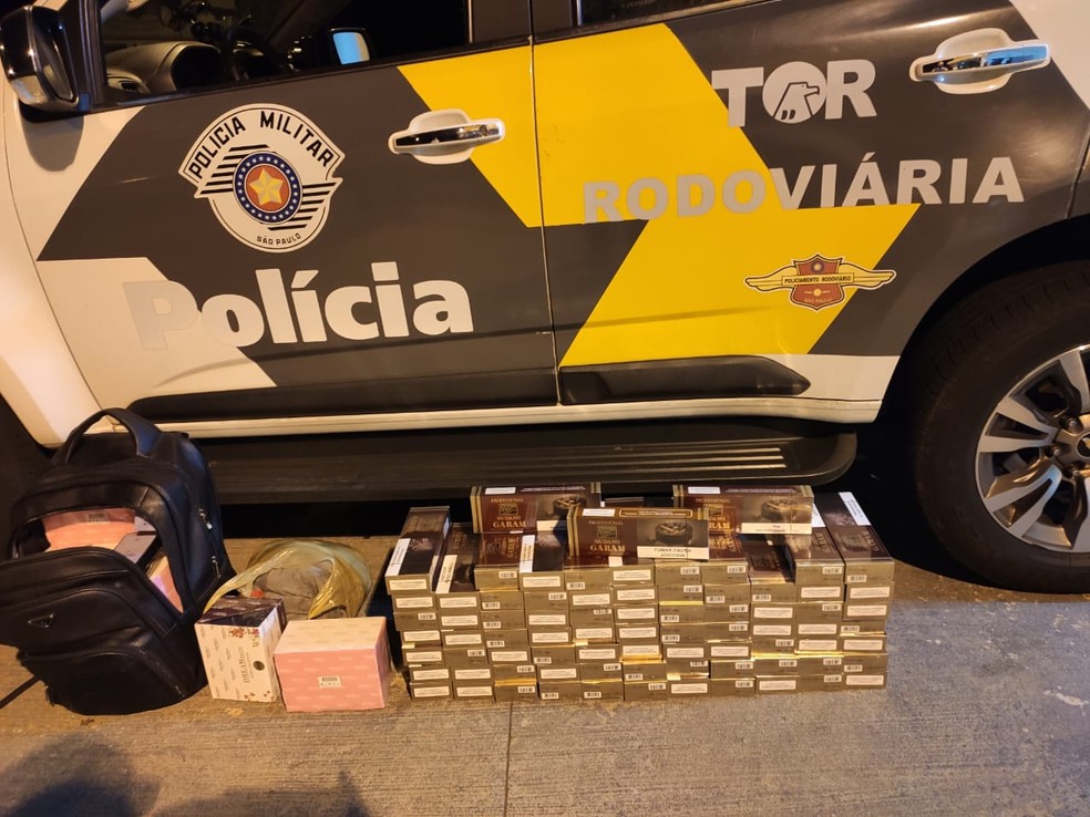 Polícia Rodoviária apreendeu 780 maços de cigarros — Foto: Polícia Rodoviária