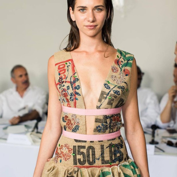 O vestido desenhado por Gilberto Calzolari (Foto: Facebook/Green Carpet Fashion Awards)