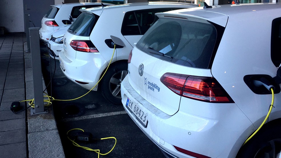 Carros elétricos estacionados ponto de recarga de bateria em Oslo — Foto: Terje Solsvik/Reuters