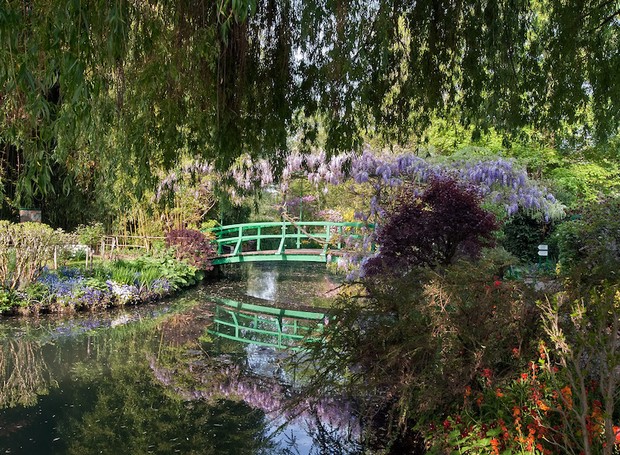O segundo jardim foi criado como um cenário idílico com lago, ponte japonesa e as famosas ninfeias (Foto: Fondation Monet / Reprodução)
