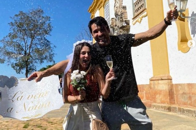 Marcela Barrozo e o noivo (Foto: Reprodução Instagram)