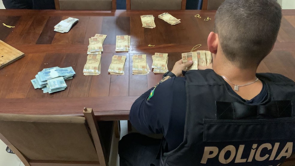 Dinheiro encontrado na residência de um dos investigados na Operação Manguda, da Polícia Federal — Foto: Divulgação/PF