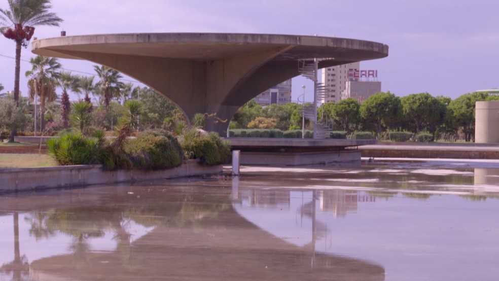 Conjunto de edifícios em Trípoli, no Líbano, foram projetados pelo arquiteto brasileiro Oscar Niemeyer. (Foto: BBC)
