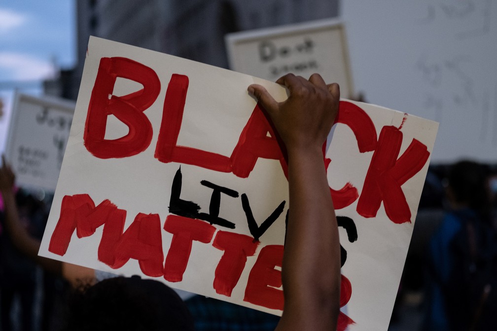 Pessoa segura um cartaz com os dizeres 'Black lives matter' ("vidas negras importam", em português) durante um protesto na sexta-feira (29) em Detroit, no Michigan, pela morte de George Floyd. — Foto: Seth Herald/AFP