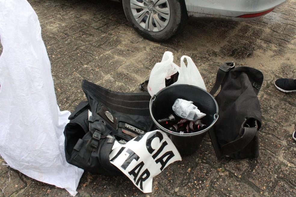 Dentro do carro da coorporação, polícia encontrou garrafas de cerveja e materiais da PM — Foto: Eliana Nascimento/G1 Amazonas