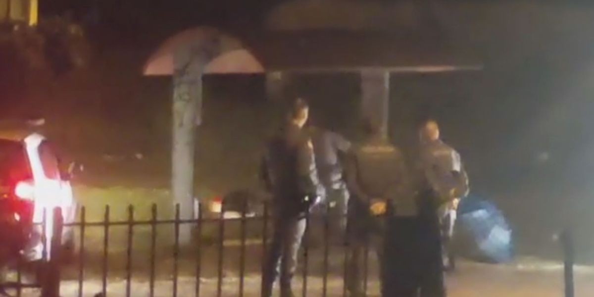 Policial militar é filmado chutando morador em situação de rua no interior de SP; VÍDEO