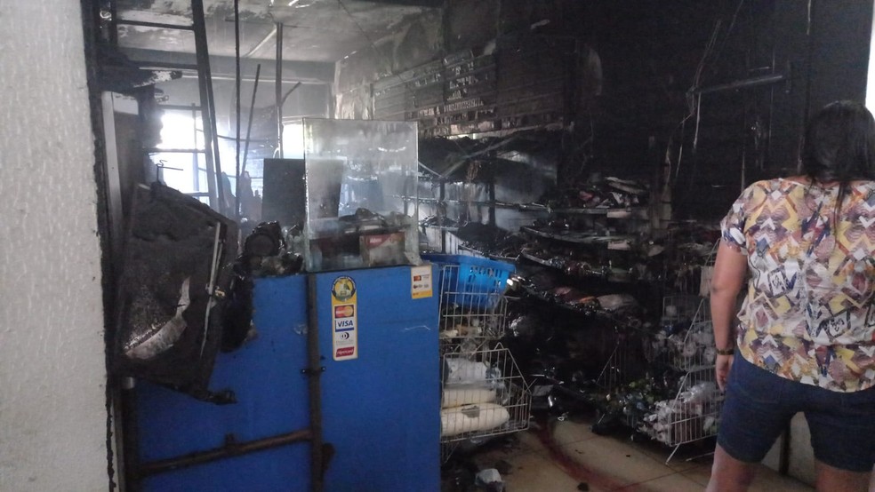 Incêndio destruiu o boxe 23, de artigo de festas, que funcionava há cinco anos no mercado — Foto: Danielle Fonseca/TV Globo