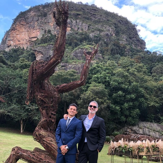 Mário Canivello (sem gravata) no casamento de Cauã (Foto: Reprodução/Instagram)